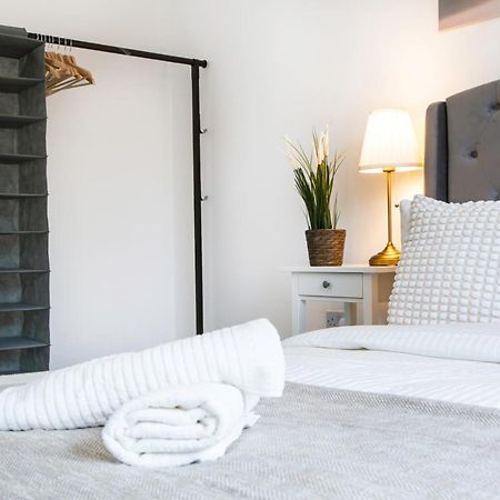 Villa Cozy Townhouse In The Heart Of Greater Manchester Exterior foto