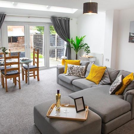 Villa Cozy Townhouse In The Heart Of Greater Manchester Exterior foto