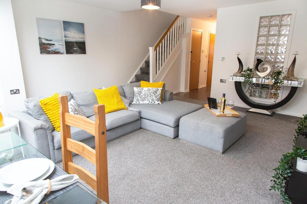 Villa Cozy Townhouse In The Heart Of Greater Manchester Exterior foto