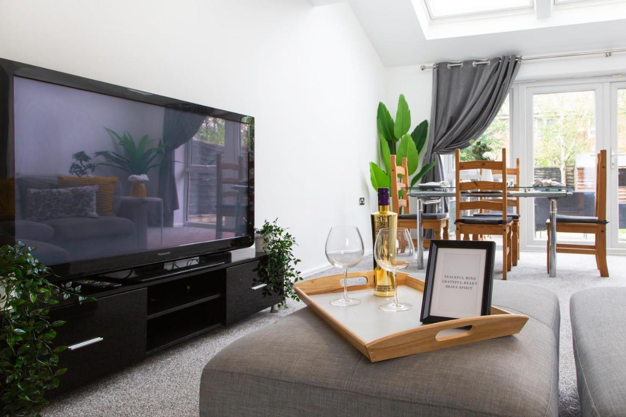 Villa Cozy Townhouse In The Heart Of Greater Manchester Exterior foto